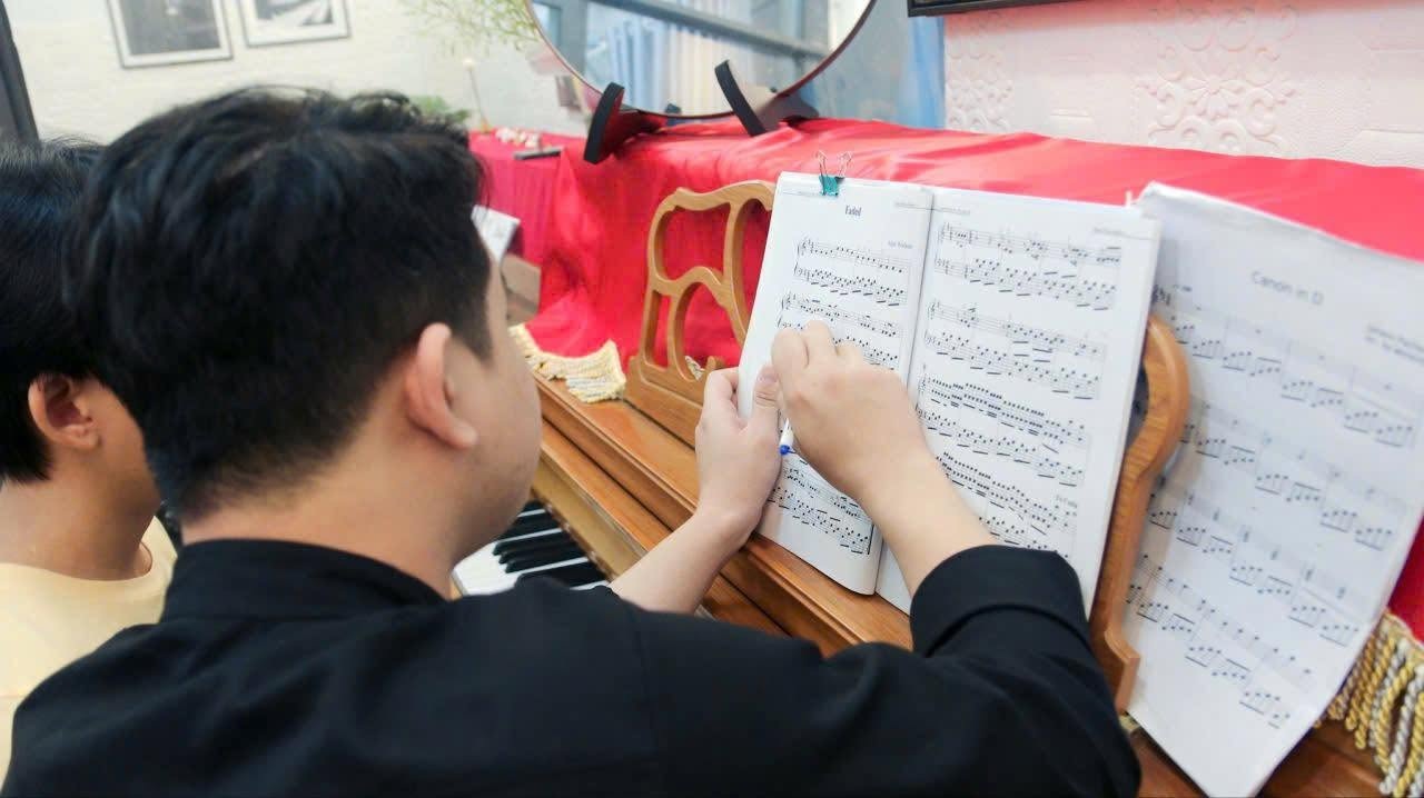 hoc-dan-piano-dem-hat-tai-quan-thanh-khe-da-nang